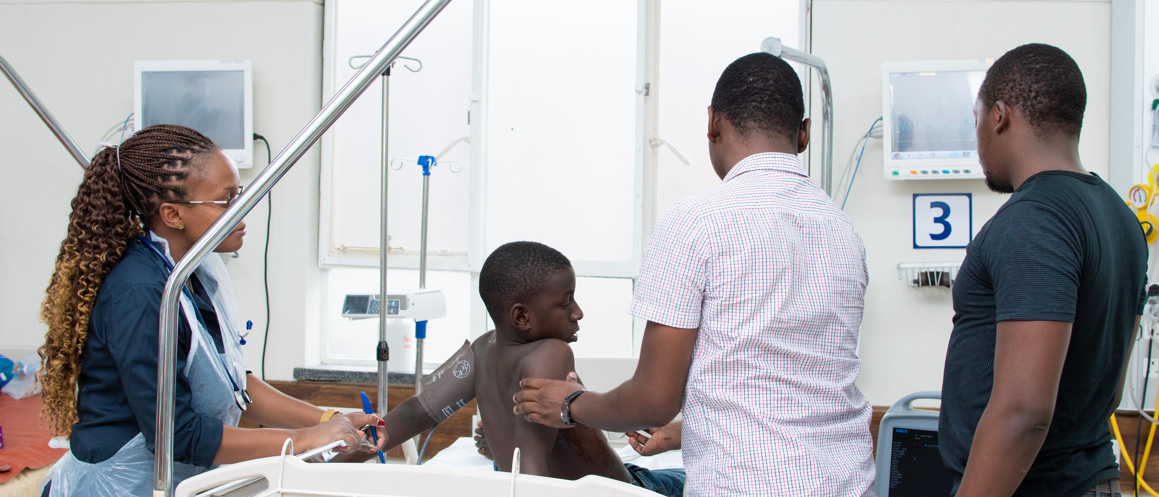 Impression: Doctors examining a child in the hospital Photo by Zeeya Creations Lilongwe´: Doctors examining a child in the hospital